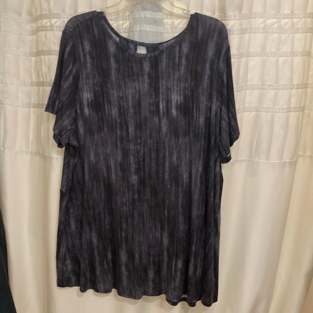 Lisa Roman Collection.  Like new!  With back cross over detail.
